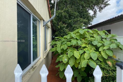 House in Miami, Florida 2 bedrooms, 102.19 sq.m. № 1937158 - photo 2