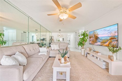 Condo in Miami Gardens, Florida, 2 bedrooms  № 2045908 - photo 8