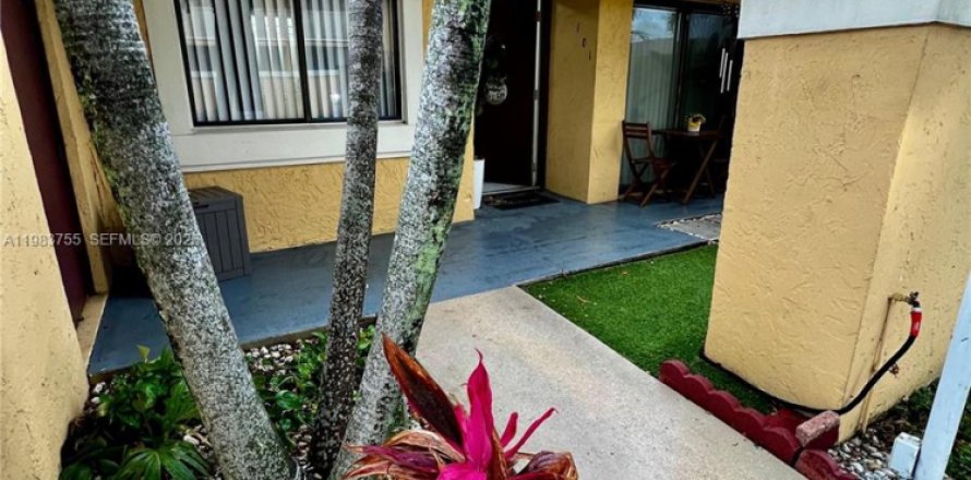 Condo in Miami Gardens, Florida, 2 bedrooms  № 2045908