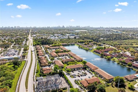 Condo in Miami Gardens, Florida, 2 bedrooms  № 2045908 - photo 28