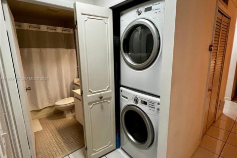 Condo in Miami Gardens, Florida, 2 bedrooms  № 2045908 - photo 3