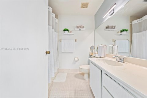 Condo in Miami Gardens, Florida, 2 bedrooms  № 2045908 - photo 17