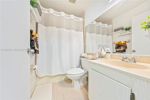 Condo in Miami Gardens, Florida, 2 bedrooms  № 2045908 - photo 10