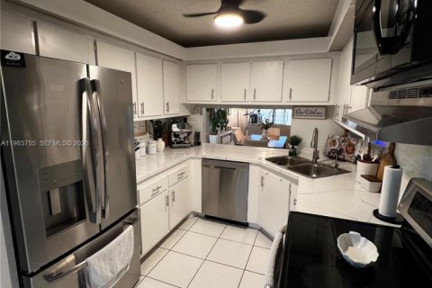 Condo in Miami Gardens, Florida, 2 bedrooms  № 2045908 - photo 4