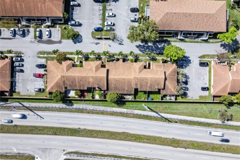 Condo in Miami Gardens, Florida, 2 bedrooms  № 2045908 - photo 29