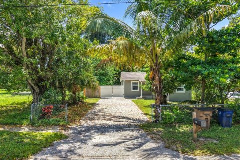 House in Fort Myers, Florida 3 bedrooms, 86.03 sq.m. № 1913141 - photo 1