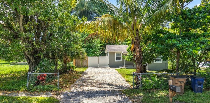 House in Fort Myers, Florida 3 bedrooms, 86.03 sq.m. № 1913141