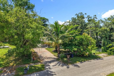 House in Fort Myers, Florida 3 bedrooms, 86.03 sq.m. № 1913141 - photo 3