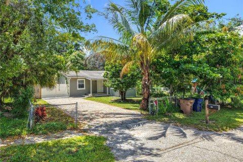 House in Fort Myers, Florida 3 bedrooms, 86.03 sq.m. № 1913141 - photo 2