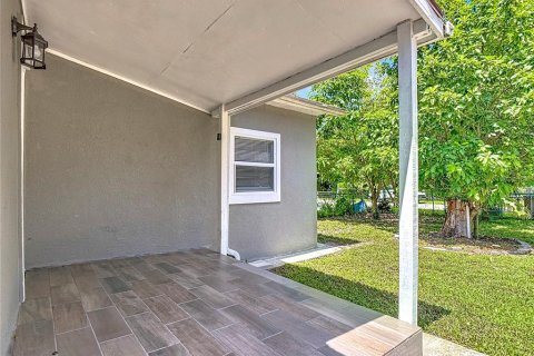 House in Fort Myers, Florida 3 bedrooms, 86.03 sq.m. № 1913141 - photo 8
