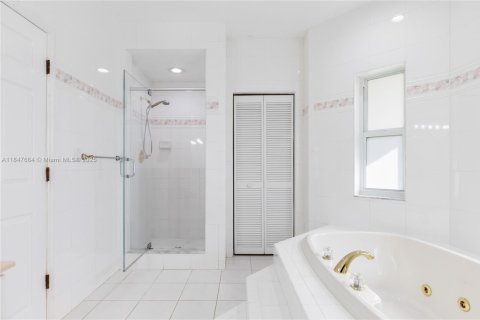 House in Plantation, Florida 5 bedrooms, 372.07 sq.m. № 1848348 - photo 25
