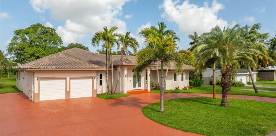 House in Plantation, Florida 5 bedrooms, 372.07 sq.m. № 1848348