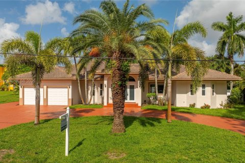 House in Plantation, Florida 5 bedrooms, 372.07 sq.m. № 1848348 - photo 2