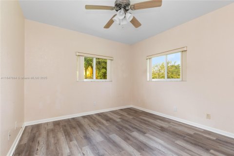 House in Plantation, Florida 5 bedrooms, 372.07 sq.m. № 1848348 - photo 9