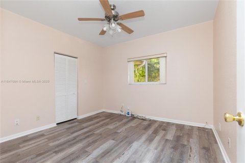 House in Plantation, Florida 5 bedrooms, 372.07 sq.m. № 1848348 - photo 10