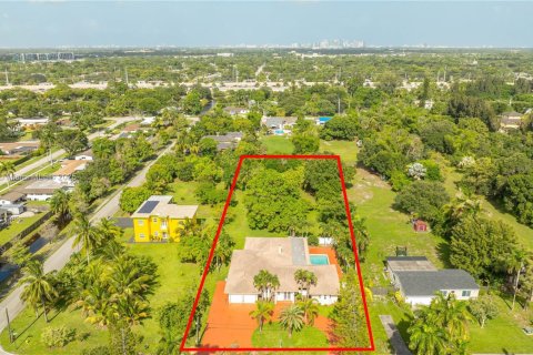 House in Plantation, Florida 5 bedrooms, 372.07 sq.m. № 1848348 - photo 28