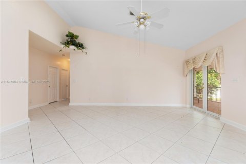 House in Plantation, Florida 5 bedrooms, 372.07 sq.m. № 1848348 - photo 18