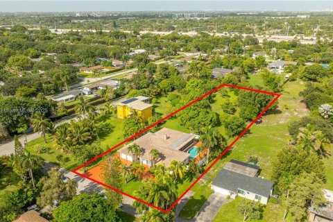 House in Plantation, Florida 5 bedrooms, 372.07 sq.m. № 1848348 - photo 29