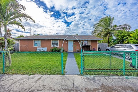 House in Homestead, Florida 3 bedrooms, 166.57 sq.m. № 2013166