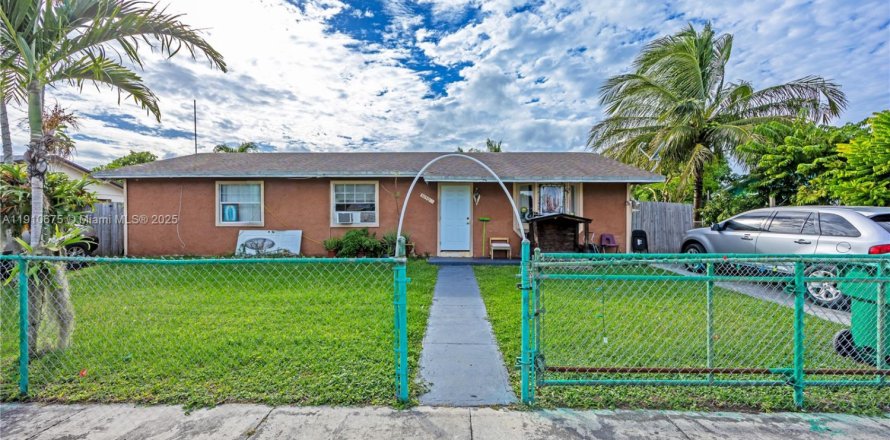 House in Homestead, Florida 3 bedrooms, 166.57 sq.m. № 2013166