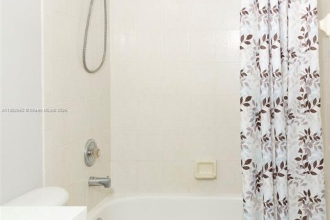 Townhouse in Lauderhill, Florida 3 bedrooms, 130.06 sq.m. № 1930691 - photo 17