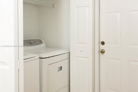 Townhouse in Lauderhill, Florida 3 bedrooms, 130.06 sq.m. № 1930691 - photo 8