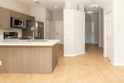 Townhouse in Lauderhill, Florida 3 bedrooms, 130.06 sq.m. № 1930691 - photo 4