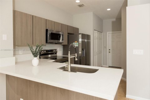 Townhouse in Lauderhill, Florida 3 bedrooms, 130.06 sq.m. № 1930691 - photo 1