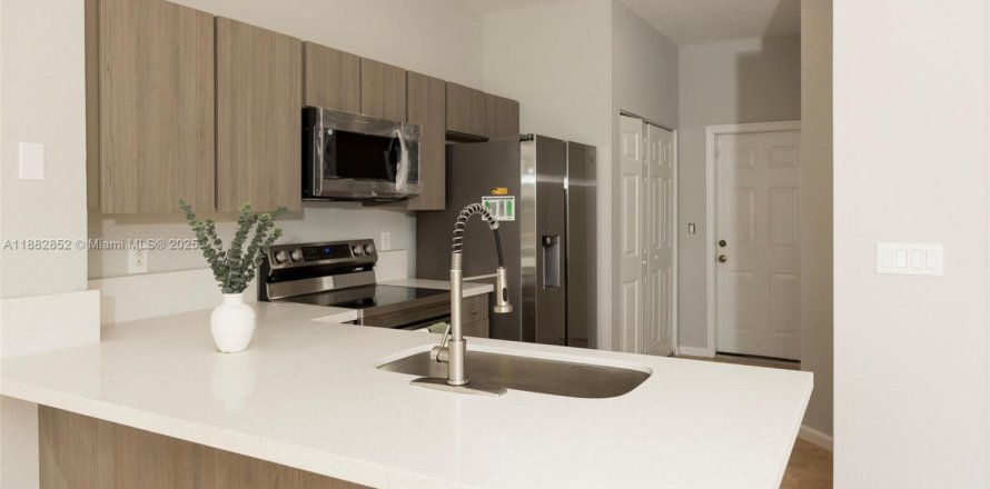 Townhouse in Lauderhill, Florida 3 bedrooms, 130.06 sq.m. № 1930691