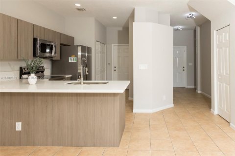 Townhouse in Lauderhill, Florida 3 bedrooms, 130.06 sq.m. № 1930691 - photo 7