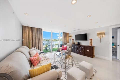Condominio en alquiler en Miami Beach, Florida, 1 dormitorio, 78.04 m2 № 2081888 - foto 1