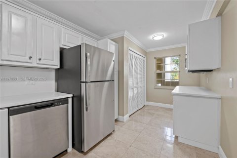 Condo in Pompano Beach, Florida, 3 bedrooms  № 2041558 - photo 11