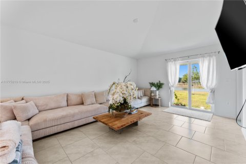 House in Lehigh Acres, Florida 3 bedrooms № 1695451 - photo 7
