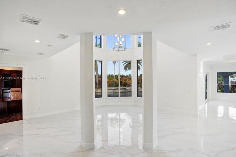 Купить виллу или дом в Дейви, Флорида 5 спален, 443.52м2, № 1948945 - фото 13