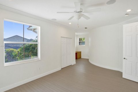 Купить виллу или дом в Дейви, Флорида 5 спален, 443.52м2, № 1948945 - фото 28