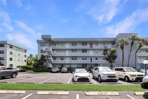 Condominio en venta en Oakland Park, Florida, 2 dormitorios, 90.58 m2 № 1897471 - foto 1