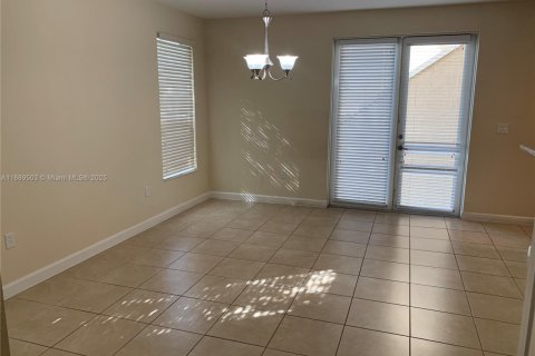 Снять в аренду таунхаус в Майами, Флорида 4 спальни, 214.79м2, № 1941444 - фото 4