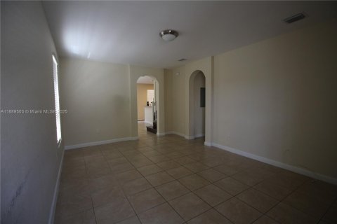 Снять в аренду таунхаус в Майами, Флорида 4 спальни, 214.79м2, № 1941444 - фото 2