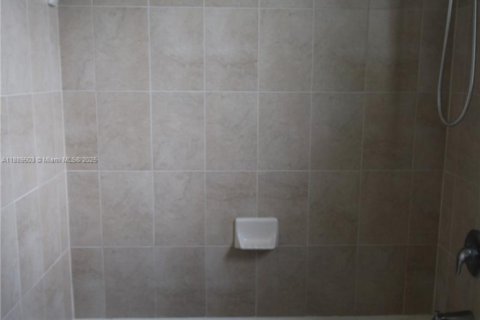 Снять в аренду таунхаус в Майами, Флорида 4 спальни, 214.79м2, № 1941444 - фото 18