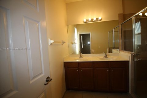 Снять в аренду таунхаус в Майами, Флорида 4 спальни, 214.79м2, № 1941444 - фото 8