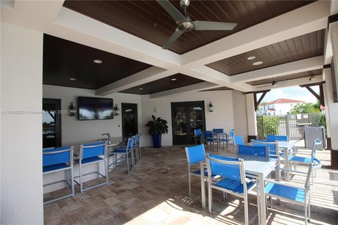 Снять в аренду таунхаус в Майами, Флорида 4 спальни, 214.79м2, № 1941444 - фото 28