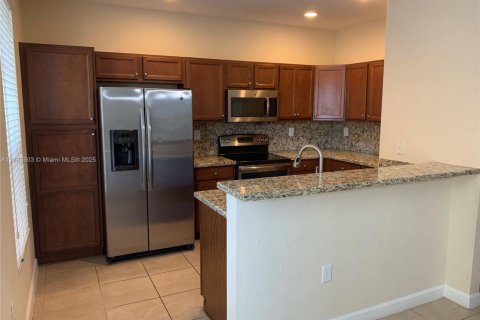 Снять в аренду таунхаус в Майами, Флорида 4 спальни, 214.79м2, № 1941444 - фото 3