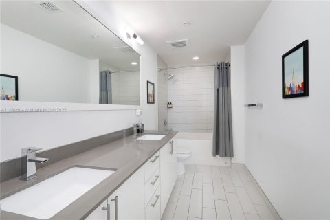 Condominio en alquiler en Miami, Florida, 2 dormitorios, 111.2 m2 № 1938908 - foto 14