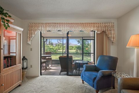 Condo in New Port Richey, Florida, 2 bedrooms  № 1684641 - photo 9