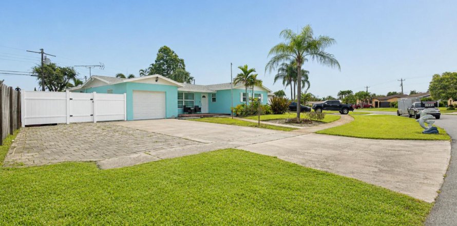 House in West Palm Beach, Florida 3 bedrooms, 131.64 sq.m. № 2177204
