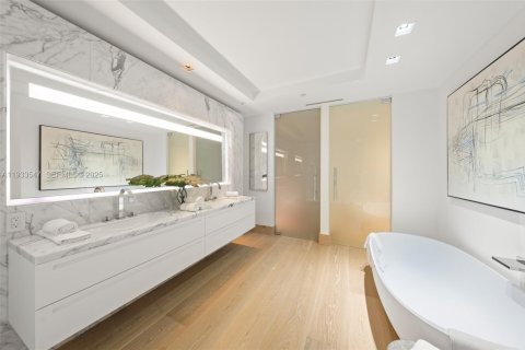 Condo in Miami Beach, Florida, 6 bedrooms  № 2035146 - photo 16
