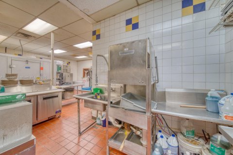 Immobilier commercial à vendre à Tamarac, Floride № 2015463 - photo 17