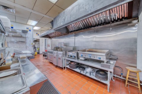 Immobilier commercial à vendre à Tamarac, Floride № 2015463 - photo 13