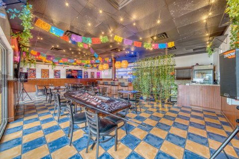 Immobilier commercial à vendre à Tamarac, Floride № 2015463 - photo 4