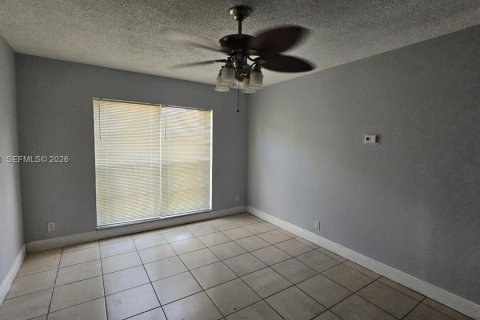 Condo in Tamarac, Florida, 2 bedrooms  № 2153994 - photo 6